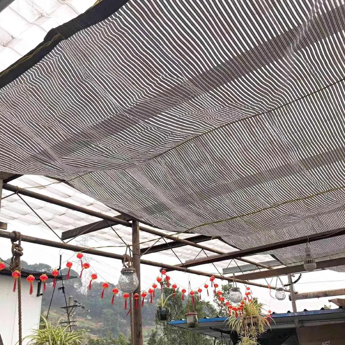 99% aluminiowa siatka zabezpieczająca przed promieniowaniem UV – dostępna w rozmiarach 2 x 2 m, 2 x 4 m, 3 x 6 m, 4 x 4 m, 6 x 9 m – idealna na patio, baseny, do ogrodu, na zewnątrz